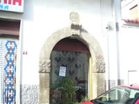Un portale in pietra risalente al 1786