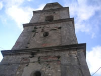 L'imponente campanile della Chiesa Madre di Santa Maria Assunta, visto dal basso