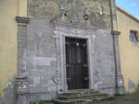 Il bel portale in pietra della Chiesa Madre di Santa Maria Assunta