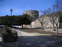 Una torre del castello di Ariano Irpino vista da lontano