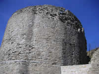 Una torre del castello di Ariano Irpino vista da lontano