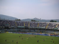 Una fase della partita con sullo sfondo la Curva Nord