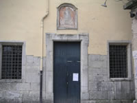 Il portale d'ingresso in pietra della Cripta del Duomo e della Chiesa dei Sette Dolori