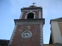 La bella torre campanaria con orologio della Chiesa di Santa Maria Assunta