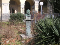 La statua dedicata a Pietro Colletta