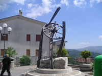 Monumento nella piazza centrale