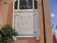 La lapide dedicata ad Alfonso Maria Del Re sulla facciata del Municipio, ex Monastero 