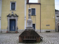 La croce antistante alla chiesa dell'ex convento virginiano