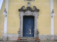 Lo splendido portale in pietra della chiesa dell'ex convento virginiano