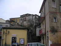 L'antico borgo visto dalla piazza centrale di Candida