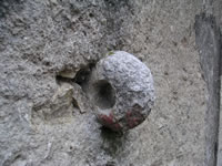 Anello in pietra su un muro dell'antico borgo