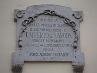 La lapide che ricorda la visita del Principe di Piemonte, Umberto di Savoia, accolto dalla folla festante, il 22 agosto 1932