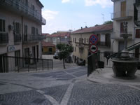 Una strada nei pressi del castello e della chiesa di San Lorenzo