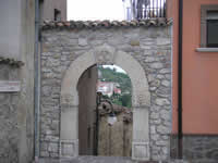 Quel che resta del portale in pietra del vecchio convento risalente al 1656 a Carife