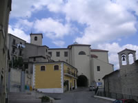 Veduta laterale della chiesa Madre di S. Bartolomeo Apostolo. Evidente è l'arco sotto la costruzione