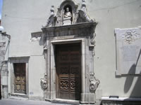 Lo splendido portale della chiesa Madre di S. Bartolomeo aostolo, su cui insiste una statua del Santo