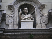 Il busto in pietra dedicato a S. Bartolomeo Apostolo, collocato sopra lo splendido portale d'ingresso in pietra