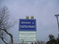 Il cartello stradale "Benvenuti a Castelfranci"