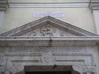 La parte superiore del portale in pietra della chiesa di S. Maria delle Grazie, su cui sono incise delle scritte in latino risalenti al 1614 ed una lapide del 1840