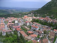 Immagine di Chiusano di San Domenico. La fotografia è stata scattata dall'alto della collina, lungo la strada che conduce ai ruderi del castello medioevale