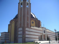 La nuova Chiesa di S. Maria Assunta in Cielo , che si erge su di  una collina sopra l'abitato di Vallata