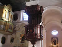 Il bellissimo pulpito ligneo che si trova nella chiesa di S. Maria Assunta