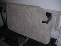 L'epigrafe in lingua osca con caratteri latini che conferma l'antica origine di Lacedonia. Si trova su di un blocco in pietra locale custodito al Museo Diocesano