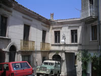 Il palazzo Monaco, un tempo sede della locale stazione dei Carabinieri