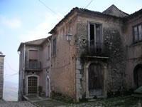 Una bella piccola palazzina, purtroppo in rovina