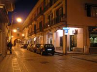 Fotografia notturna della strada che conduce all'arco dell'Annunziata