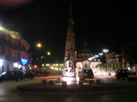 Il monumento ai caduti a margine di Piazza VIttoria