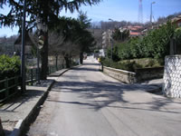 All'ingresso di Manocalzati ci accoglie un vialetto immerso nel verde