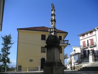 Obelisco accanto alla chiesa di S. Francesco ed al vecchio convento