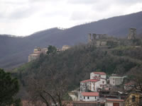 L'immagine mostra la posizione della chiesa di S. Martino rispetto al castello di Monteforte Irpino