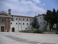 Il convento dei Cappuccini, accanto alla chiesa di S. Maria delle Grazie