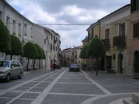 L'ampia strada che fiancheggia la Cattedrale