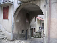 L'arco che consente di accedere alla piazza centrale di Parolise