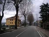 Il bel viale alberato che lambisce il centro storico di Parolise e che segue il tracciato dell'antica  Via Appia