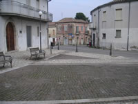 La piazza antistante la chiesa di S. Elena