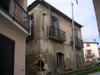 Una palazzina in pessimo stato di conservazione nel centro storico di Pietradefusi