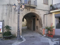 Un arco che conduce a parte del borgo ed al Torrente San Martino 