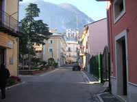 La strada che conduce alla piazza centrale