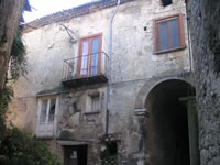 L'edificio che incorpora la Porta Urbana di Via Castello