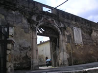 Il bel portale d'ingresso in pietra del palazzo baronale