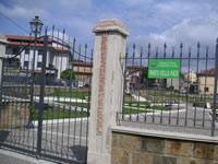 Il cancello d'ingresso del Parco della Pace, progettato dall'architetto Joseph Cecere