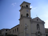 La facciata e la torre campanaria della chiesa di Maria SS Addolorata, che si erge lungo la SS che attraversa il centro di Pratola Serra