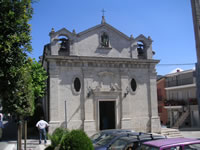 La Chiesa della Maddalena, almeno stando a come è stata definita da dei Rocchettesi che parlavano davanti al Monumento ai Caduti. Nella parte alta della facciata, però, si distingue la statua di San Rocco, con il mitico "Cacciottiello"