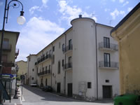 Un angolo del palazzo Capozzi, con in primo piano una torre angolare