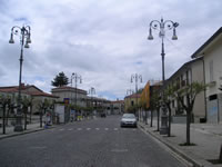 Lungo la strada che attraversa Piazza De Sanctis