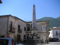 Fontana sormontata da un obelisco